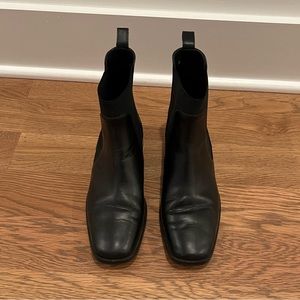 Everlane Italian Leather Square Toe Chelsea Boot - size 8